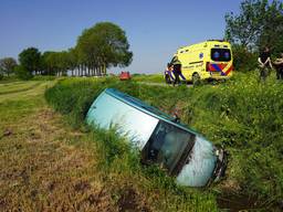 Auto botst op tegenligger en belandt in sloot