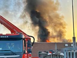 Grote brand bij garagebedrijf is onder controle: 'Ga niet kijken'