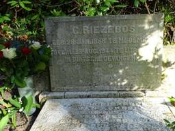 Het grafmonument van Riezebos wordt inmiddels onderhouden (foto: Stichting Vrienden van Begraafplaats De Bieberg).