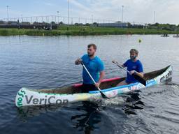Met een betonnen kano varen (foto; Rene van Hoof)