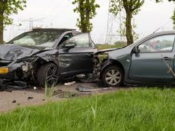 Twee auto's botsen op N612