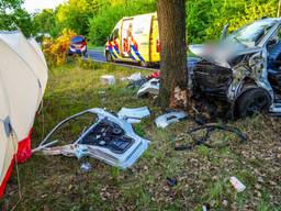 Dode bij crash bestelbus op afrit A50