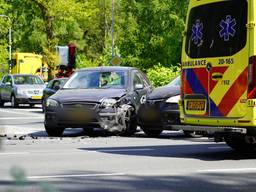 Autobestuurder gewond door botsing op kruising