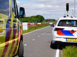 Fietser botst tegen slagboom