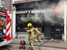 In een hamburgerrestaurant aan de Haagdijk in Breda is dinsdagmiddag kort brand uitgebroken.