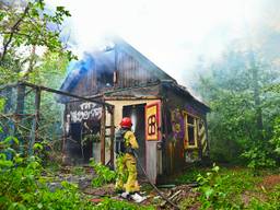 Een leegstaand huisje en een buiten-wc zijn dinsdagmiddag in de bossen aan de Heikantstraat in Waalre afgebrand.