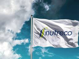 Een vlag met het logo van Nutreco (foto: Nutreco).