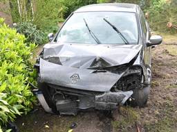 Auto rijdt voortuin in en eindigt tegen loodzware bloempot