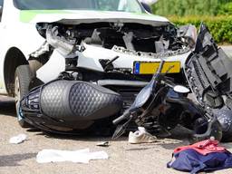 Jongen op scooter komt onder bestelbus terecht en raakt gewond