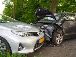 Inzittende gewond na frontale botsing met twee auto's