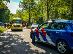 Een fietser is donderdagochtend geschept door een auto op de Eindhovensedijk in Oirschot.
