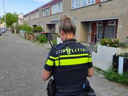 Politie doet donderdag onderzoek aan de Korenaar (foto: Noël van Hooft).