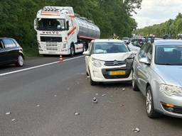 Drie auto's raakten beschadigd (foto: Rijkswaterstaat Verkeersinformatie).