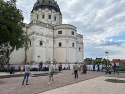 Tientallen mensen kijken toe hoe witte rook verschijnt boven de basiliek in Oudenbosch (foto: Erik Peeters)