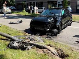 Auto rijdt metershoge lantaarnpaal uit de grond