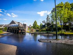Straat vol met mest nadat giertank uit elkaar knalt