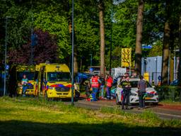 Een fietser is vrijdag aan het eind van middag op een voetganger gebotst op de Geldropseweg in Mierlo.