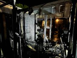 Aan de Dinantlaan in Eindhoven zijn rond halftwaalf zondagavond twee schuurtjes en een schutting door brand verwoest.