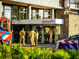 De hulpdiensten zijn maandagochtend massaal uitgerukt naar een seniorenflat aan het Herodotusplein in Eindhoven.