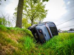Brommobiel belandt in sloot