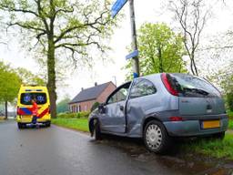 De auto kwam tot stilstand tegen een paal (foto: Bart Meesters/ Persbericht Heitink).