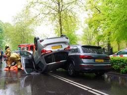 Auto over de kop (foto: Bart Meesters/ Persbureau heitink).