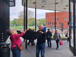 De ganzen werden gevangen met een jas (foto: Erna van Dussen).