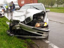 Twee auto's zijn donderdagochtend op de Broekdalerbaan in Aarle-Rixtel op elkaar gebotst
