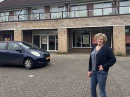 Jolanda voor de leegstaande winkel (foto: Lav Lukac).