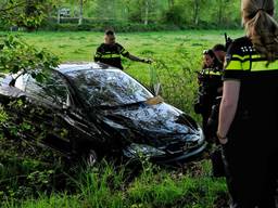 De auto kwam uiteindelijk tot stilstand in de berm (foto: Toby de Kort/ Persbureau Heitink).
