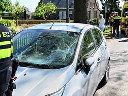 Wielrenner wordt aangereden door auto en belandt op de voorruit