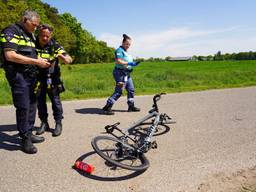 Wielrenner en motorrijder botsen in Baarle-Nassau.