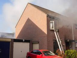 Een moeder heeft haar zoontje van de eerste verdieping laten vallen in de handen van buurmannen (foto: Harrie Grijseels/SQ Vision).