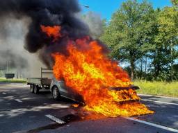 Auto volledig in brand in Oisterwijk