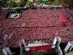 Een vol Stadhuisplein. (Foto: Marcel van Dorst/Eye4Images).