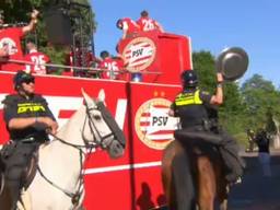 Politie te paard en de schaal.