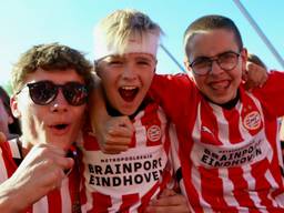 Jelle, Teun en Sem uit Budel stonden al om half elf paraat om de kampioenen te zien (foto: Lobke Kapteijns).
