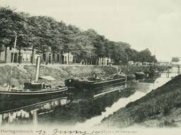 Zuid-Willemsvaart in 1900 met aan het einde de Orthenbrug in Den Bosch, genomen vanaf de noordzijde bij Kasterenbrug (foto:  Loretz, J.J.N./Archief Den Bosch).