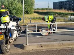 De jongen is aangehouden op het fietspad (foto: verkeerspolitie_oostbrabant).