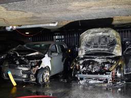 Brand in parkeerdek: bewoners midden in de nacht hun bed uit