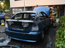 Geparkeerde auto vliegt in brand