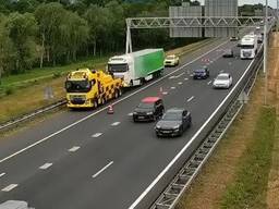 Op de A58 staat een vrachtwagen met pech (foto: Rijkswaterstaat Verkeersinformatie/X).