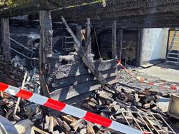 Het bijgebouw ging in vlammen op (foto: Noël van Hooft).