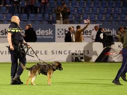 Politie met honden op het veld (foto: Hans van der Valk/Orange Pictures).