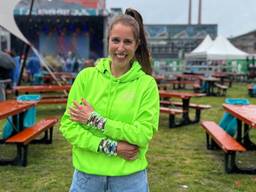 Elly bedacht armbandjes voor singles en op dit festival zijn ze populair