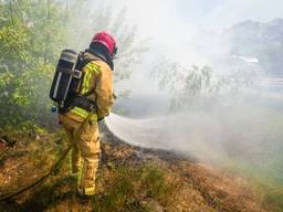 De bosbrand in de berm langs de A67 bij Geldrop is onder controle, dat meldt de brandweer. De rechterrijstrook is weer vrij in de richting van Eindhoven.