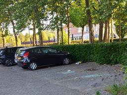 Op meerdere plaatsen op de parkeerplaats bij station Prinsenbeek waren dinsdagochtend hoopjes glas te zien.