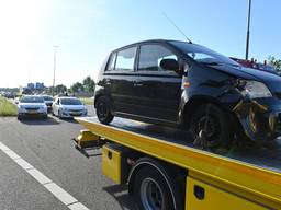 Een van de auto's moest getakeld worden na het ongeluk tussen Breda en Etten-Leur (foto: Perry Roovers/Persbureau Heitink).