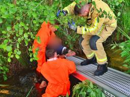 Man valt met rollator in de sloot, brandweer schiet te hulp