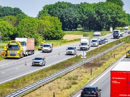 De vrachtwagen moet worden weggesleept (foto: Lucas Lammers / Persbureau Heitink).